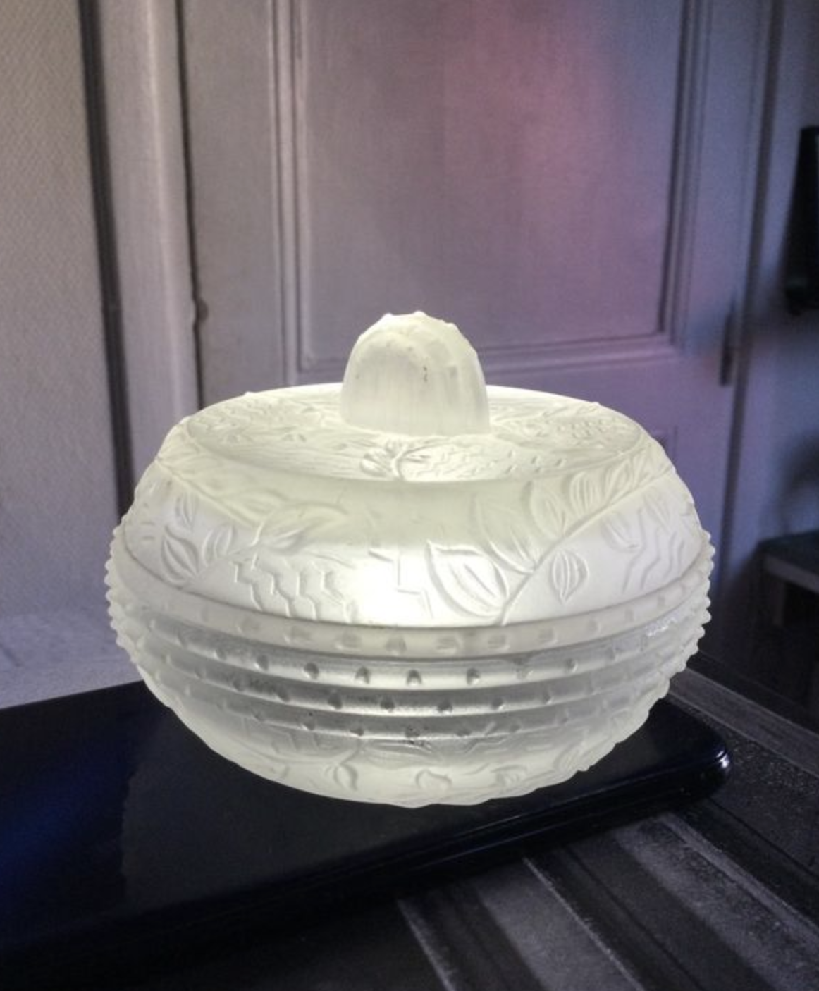 Bonbonnière / Boîte à Poudre en Verre Moulé Art Déco – Floral