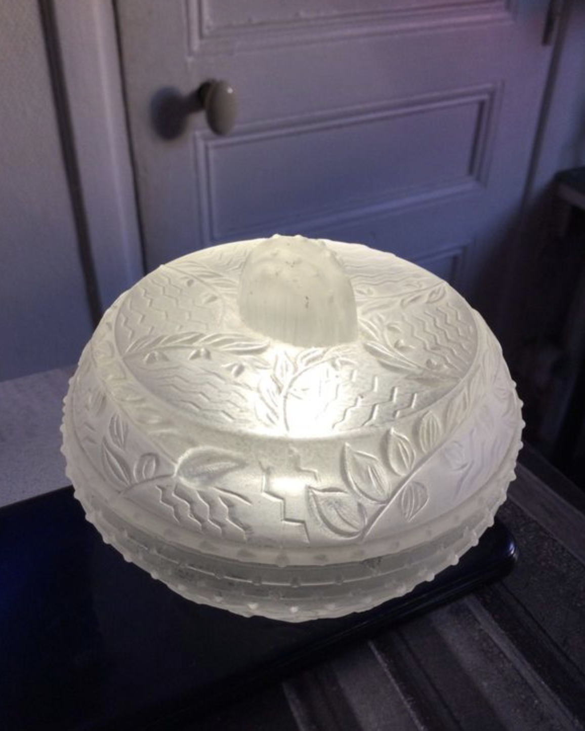 Bonbonnière / Boîte à Poudre en Verre Moulé Art Déco – Floral – Image 3