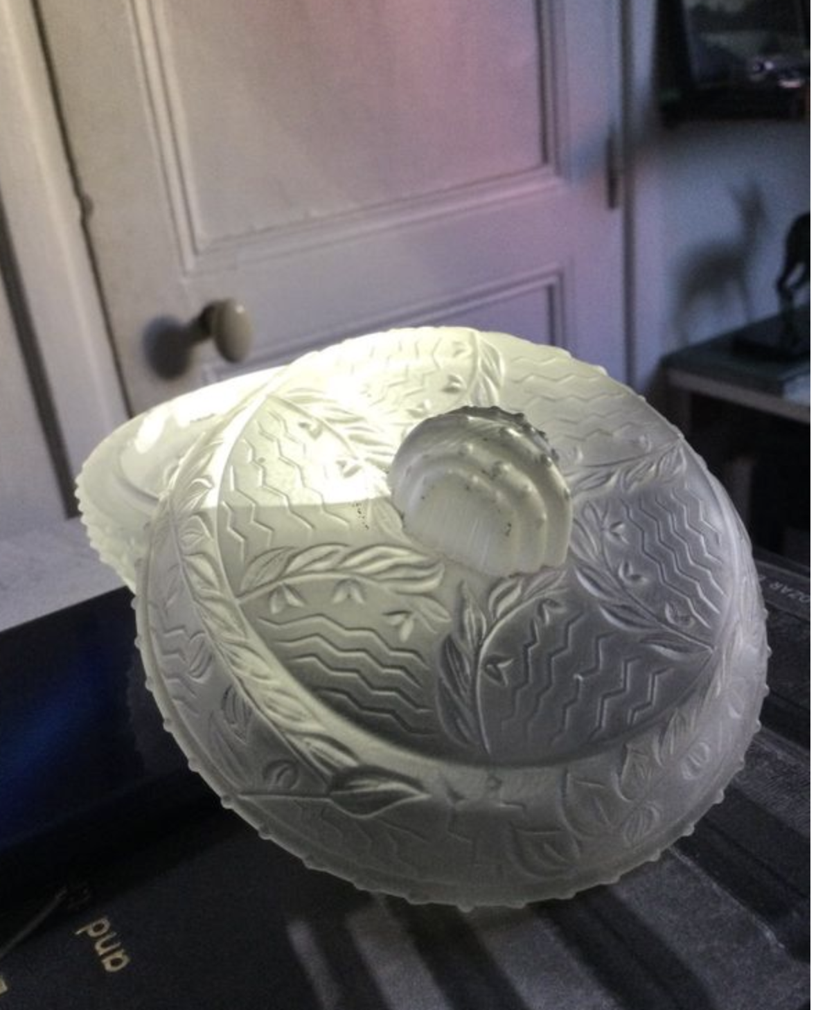 Bonbonnière / Boîte à Poudre en Verre Moulé Art Déco – Floral – Image 4