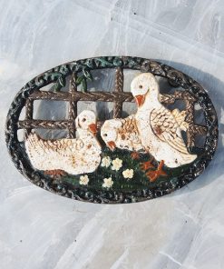 Ancien Dessous de Plat Oies en Fonte Émaillée