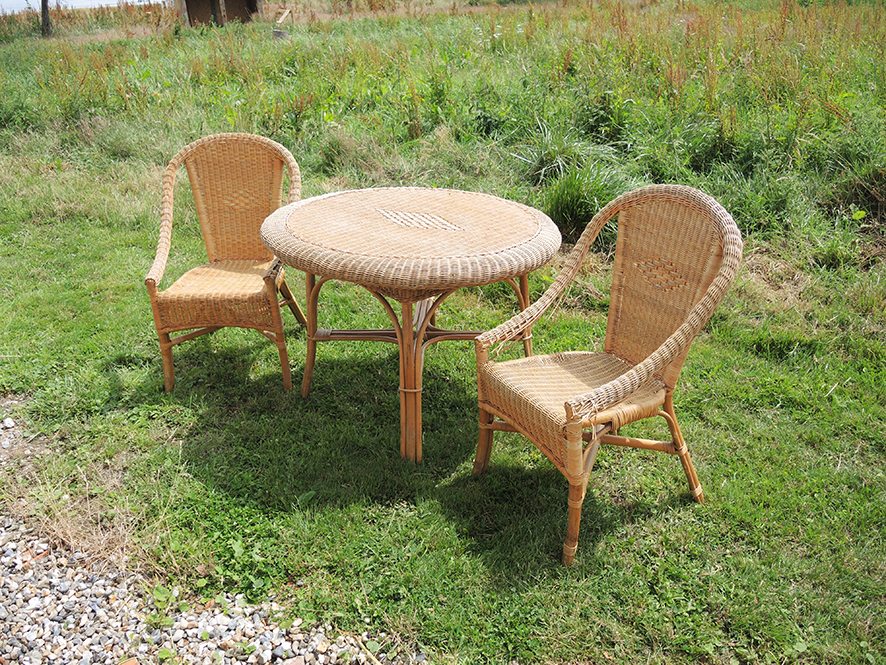 Ancien Salon en Rotin Clair : Table & 2 Fauteuils – Image 3