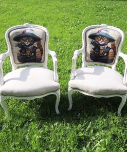 2 Anciens Fauteuils Louis XV – Tissu en Lin Motif Chat