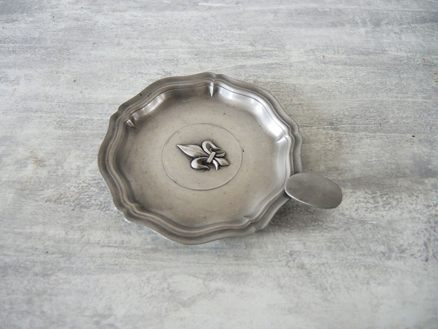 Ancien Cendrier Fleur de Lys en Etain