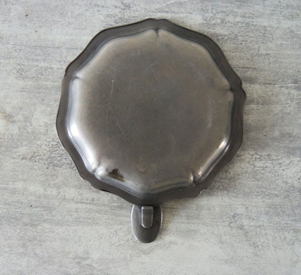 Ancien Cendrier Fleur de Lys en Etain – Image 3