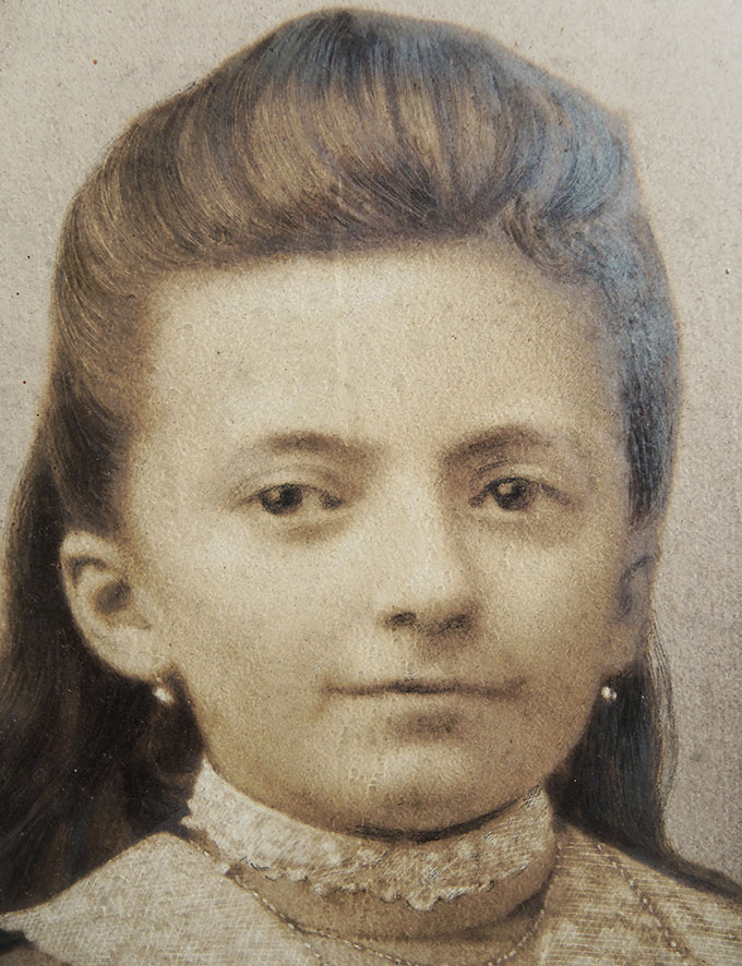 Ancien Portrait Photo Encadré et Signé : Jeune Fille – Image 2