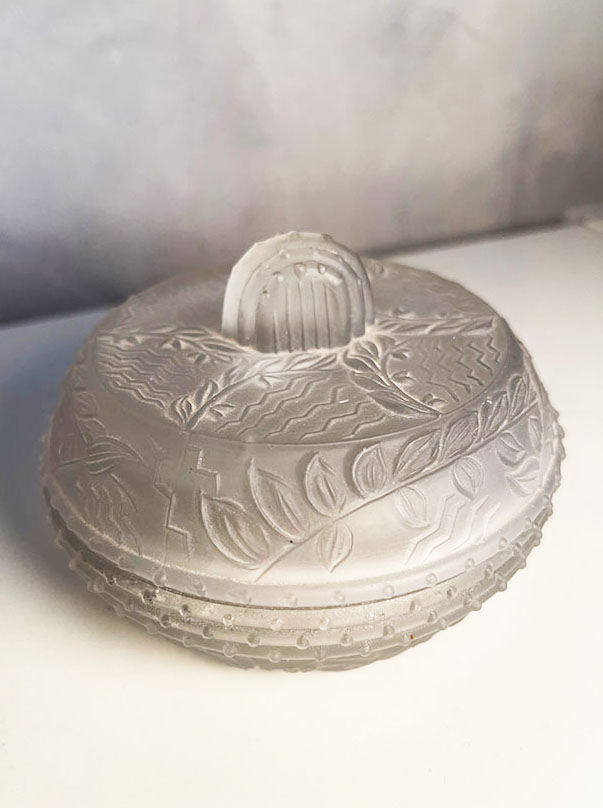 Bonbonnière / Boîte à Poudre en Verre Moulé Art Déco – Floral – Image 7