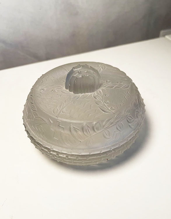 Bonbonnière / Boîte à Poudre en Verre Moulé Art Déco – Floral – Image 8