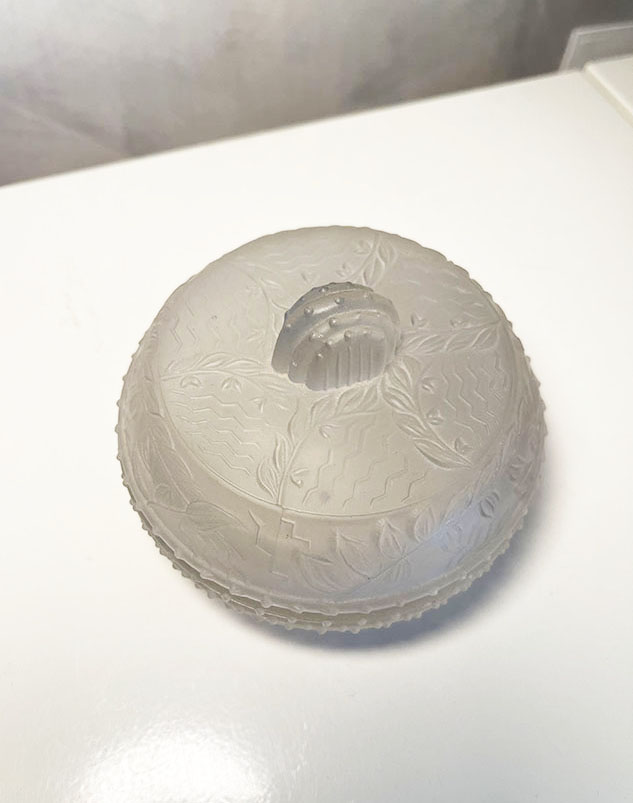 Bonbonnière / Boîte à Poudre en Verre Moulé Art Déco – Floral – Image 9