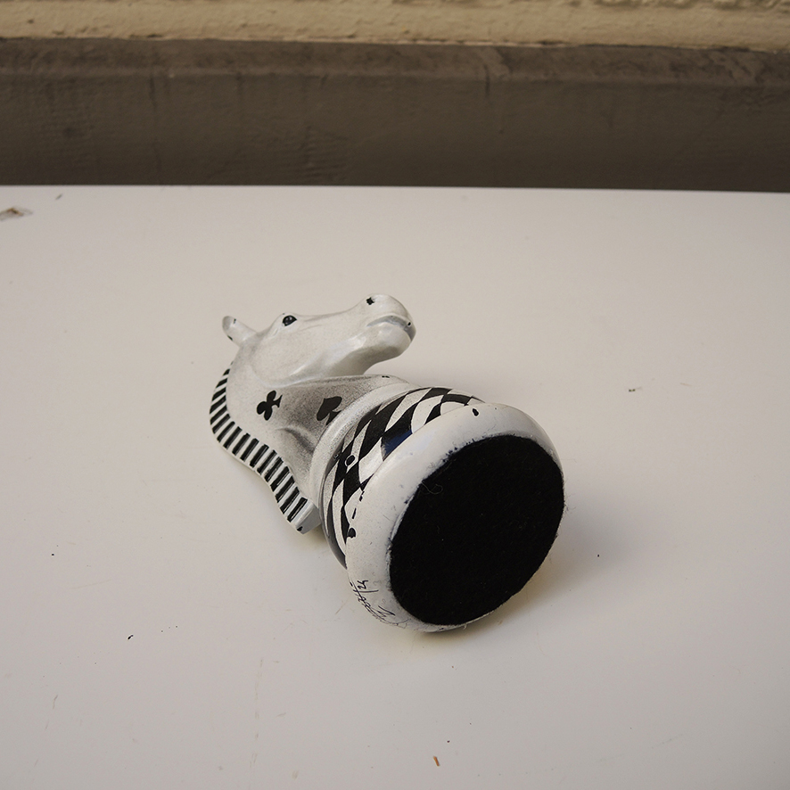 Ornement Cavalier d’Échecs Signé – Image 4